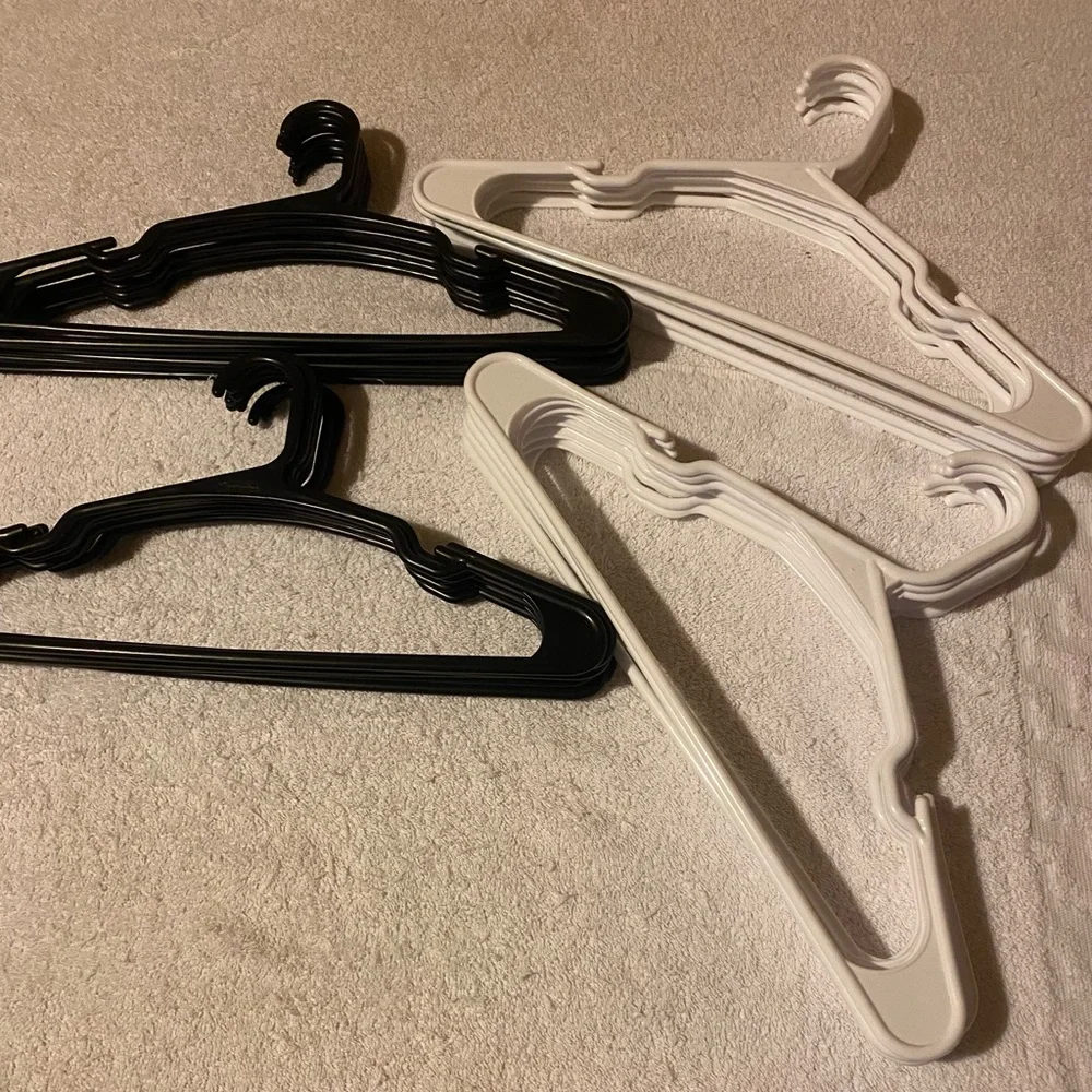 30 Plastic Clothes Hangers Black: 15 and White: 15